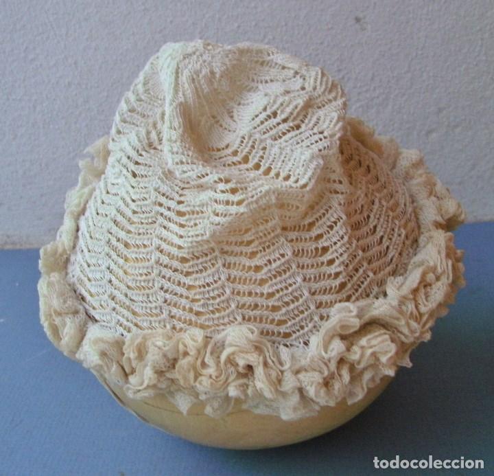 Antig&uuml;edades: antiguo gorro de bebe - ganchillo con encaje - Foto 5