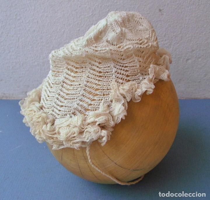 Antig&uuml;edades: antiguo gorro de bebe - ganchillo con encaje - Foto 6