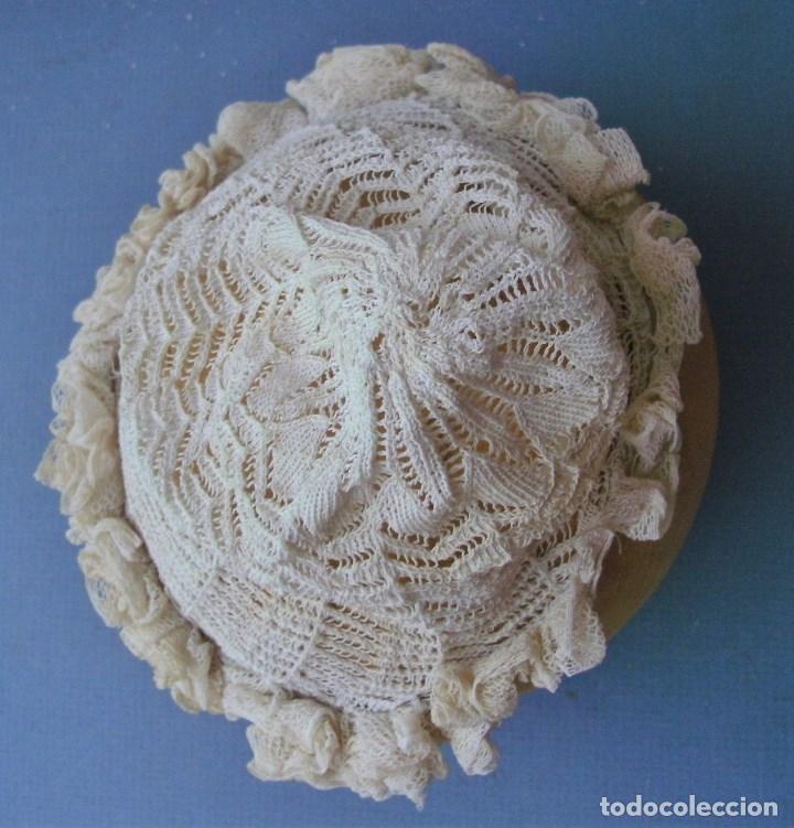 Antig&uuml;edades: antiguo gorro de bebe - ganchillo con encaje - Foto 7