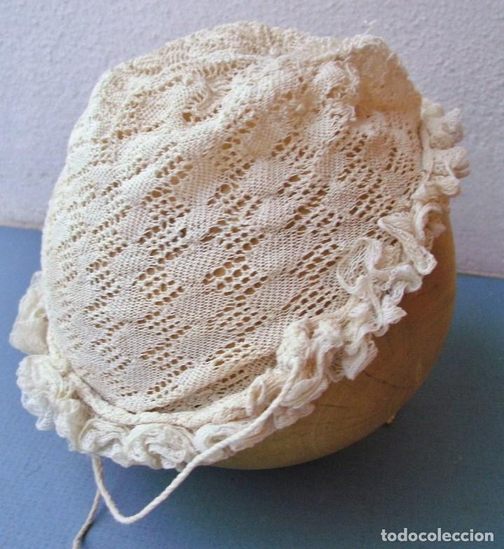 Antig&uuml;edades: antiguo gorro de bebe - ganchillo con encaje (para restaurar) - Foto 2