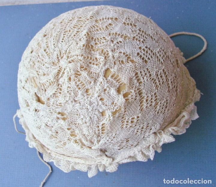 Antig&uuml;edades: antiguo gorro de bebe - ganchillo con encaje (para restaurar) - Foto 6