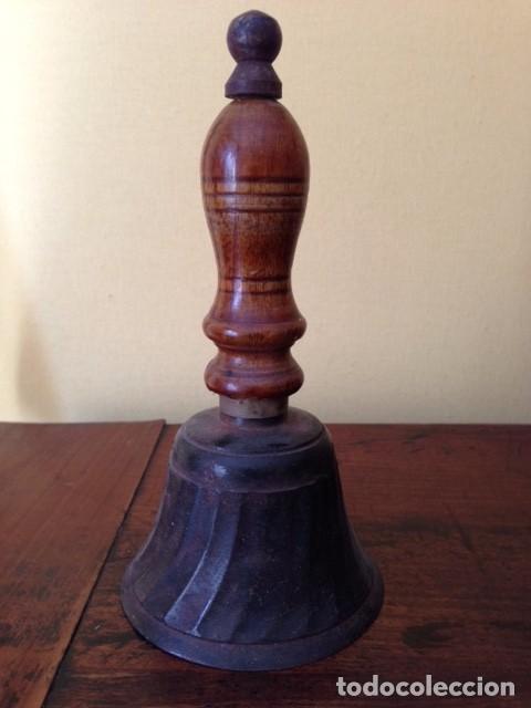 Antig&uuml;edades: Campanilla r&uacute;stica de hierro y madera - Foto 1