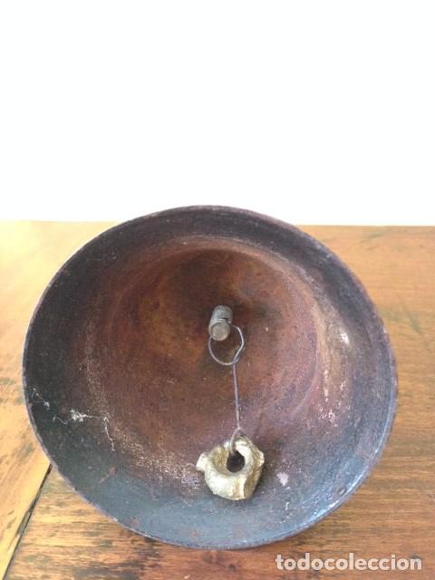 Antig&uuml;edades: Campanilla r&uacute;stica de hierro y madera - Foto 2