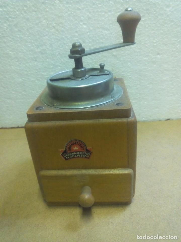 Antiquit&eacute;s: Molinillo antiguo de caf&eacute; de manivela marca &ldquo;Geschmiedetes&rdquo;