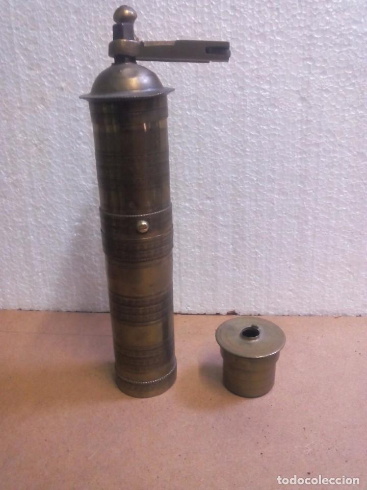 Antiquit&eacute;s: Molinillo antiguo de caf&eacute; en lat&oacute;n port&aacute;til