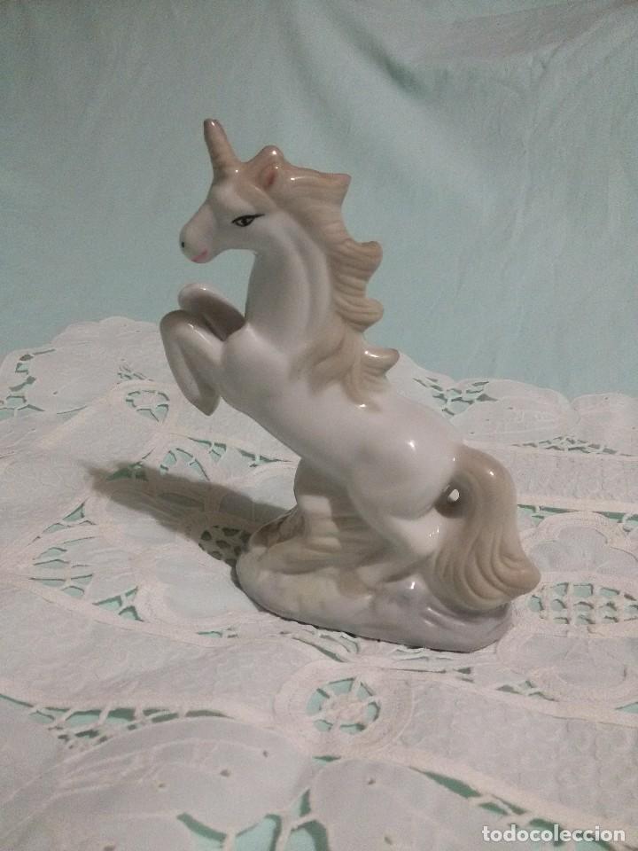 Antig&uuml;edades: UNICORNIO DE PORCELANA - Foto 2