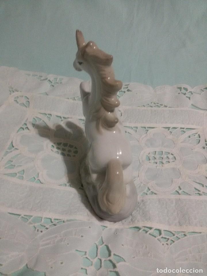 Antig&uuml;edades: UNICORNIO DE PORCELANA - Foto 6