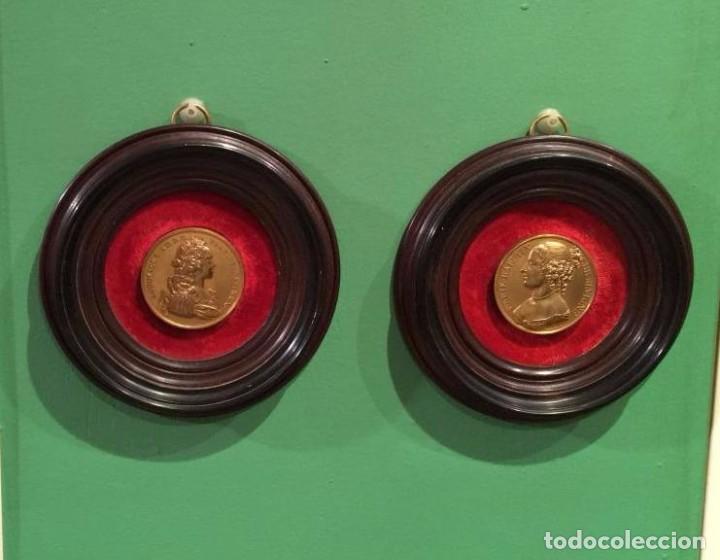 Antiguidades: BONITA PAREJA DE MEDALLAS FRANCESAS DE BRONCE DORADO ENMARCADAS - TONDOS 12 cm