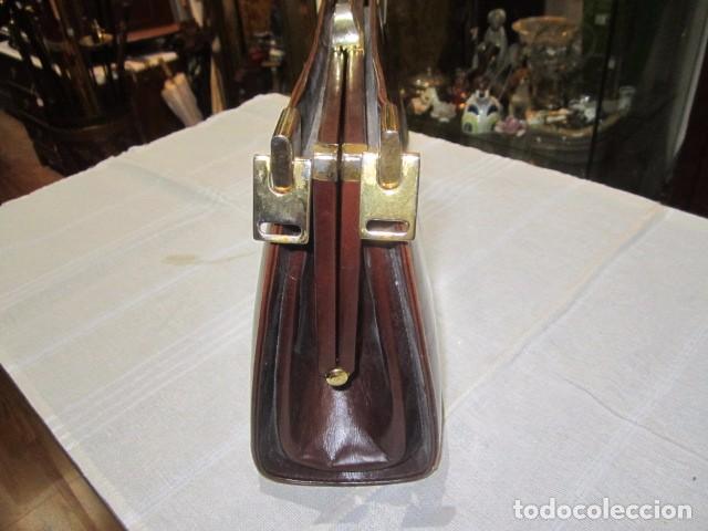 Antig&uuml;edades: Bolso de piel sin asas. 31 x 19 cms. - Foto 2