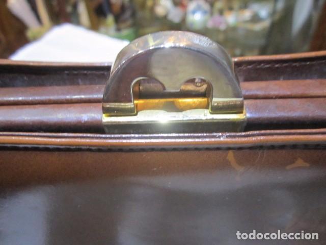 Antig&uuml;edades: Bolso de piel sin asas. 31 x 19 cms. - Foto 5