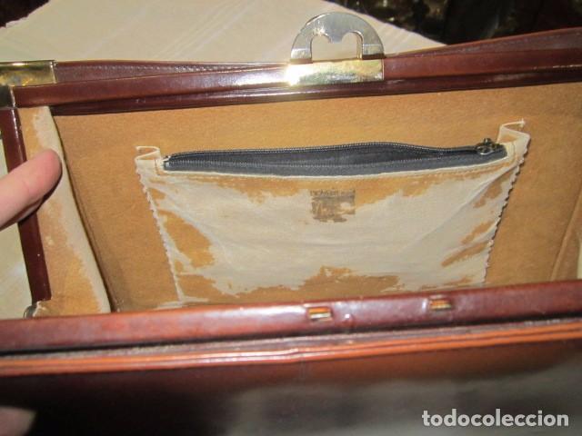 Antig&uuml;edades: Bolso de piel sin asas. 31 x 19 cms. - Foto 7