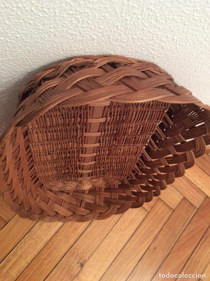 Antig&uuml;edades: ANTIGUA CESTA DE MIMBRE PARA EL PLANCHADO.... - Foto 3