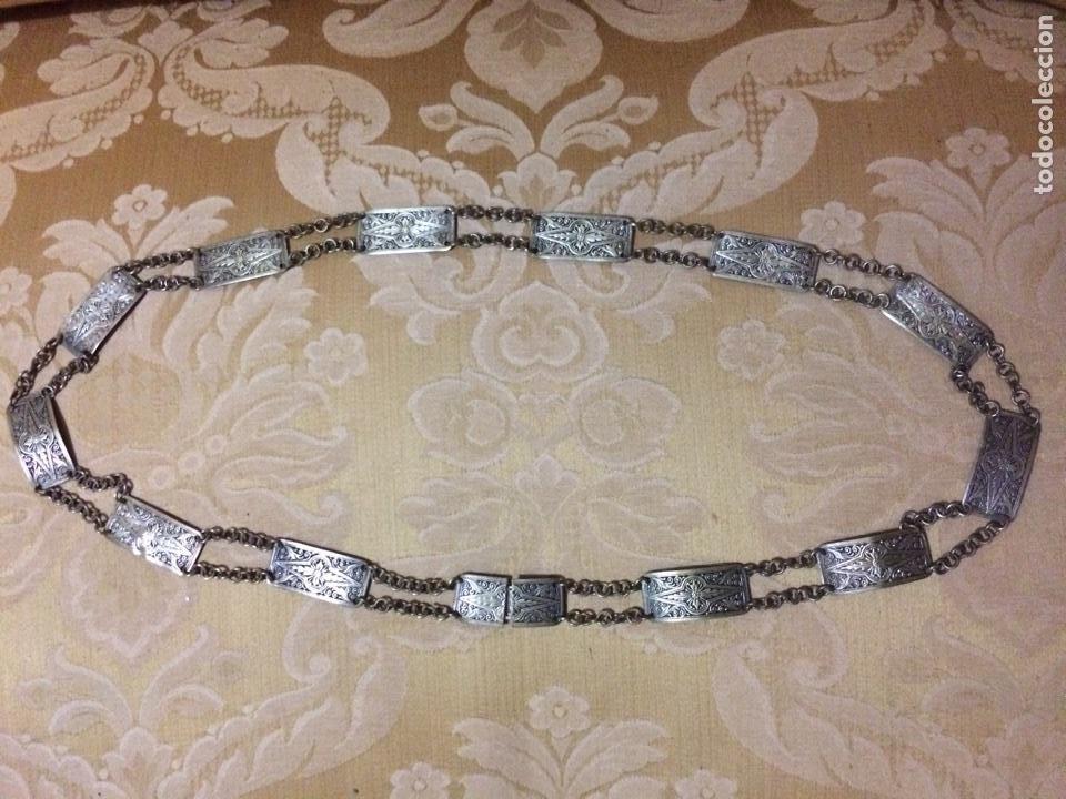 Antig&uuml;edades: Cintur&oacute;n de lat&oacute;n art deco de mujer.mide 100cm. - Foto 1
