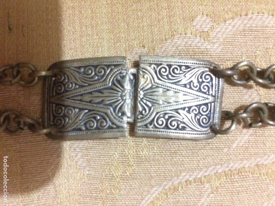 Antig&uuml;edades: Cintur&oacute;n de lat&oacute;n art deco de mujer.mide 100cm. - Foto 2