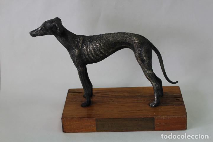 Antig&uuml;edades: galgo en metal con peana de madera - Foto 1
