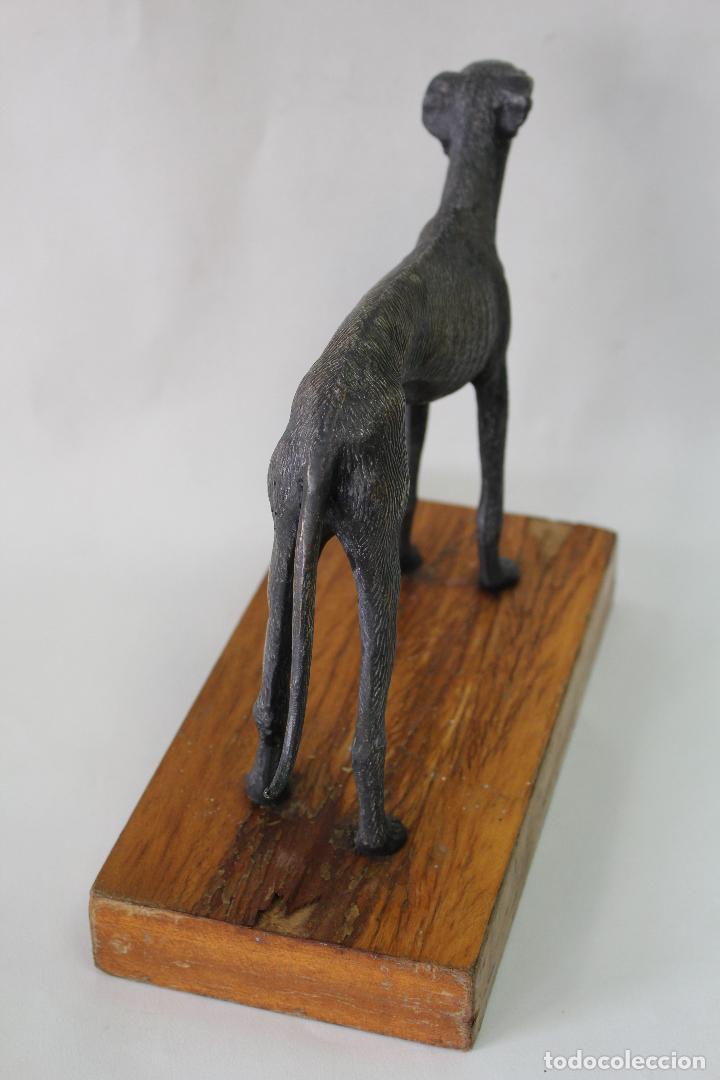 Antig&uuml;edades: galgo en metal con peana de madera - Foto 3