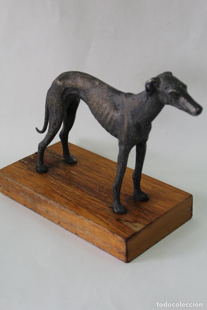 Antig&uuml;edades: galgo en metal con peana de madera - Foto 6