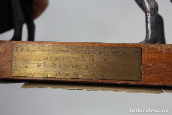 Antig&uuml;edades: galgo en metal con peana de madera - Foto 7