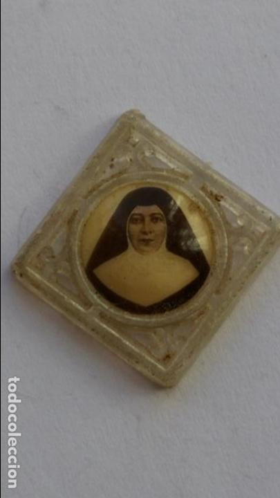 Antig&uuml;edades: Medalla de beata o santa de 2,4 x 2,4 cms - Foto 1