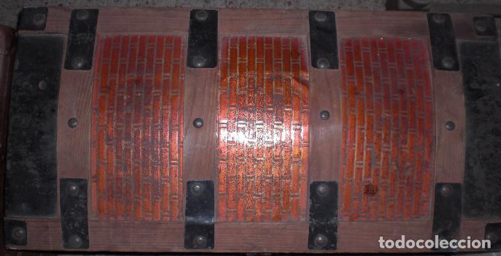 Antig&uuml;edades: Antiguo baul con llave - Foto 2