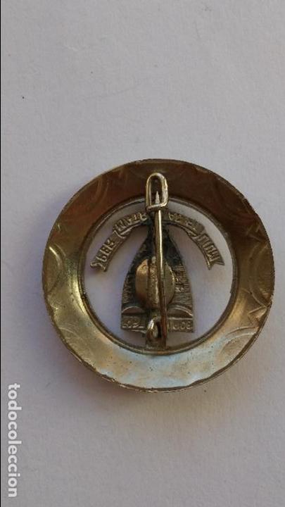 Antig&uuml;edades: Pin de virgen de 2,8 cms de diametro - Foto 2
