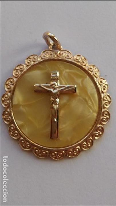 Antig&uuml;edades: medalla con crucifijo de 3,4 cms de diametro - Foto 1