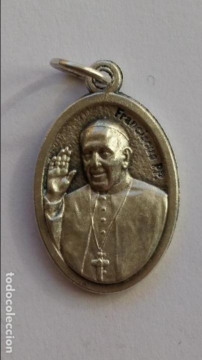 Antig&uuml;edades: medalla papa francisco de 2,5 x 1,6 cms - Foto 1