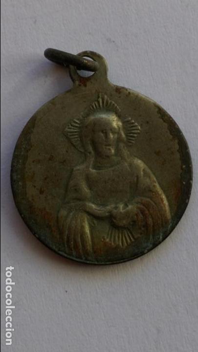 Antig&uuml;edades: medalla de virgen y corazon de jesus de 1,7 cms de diametro - Foto 2