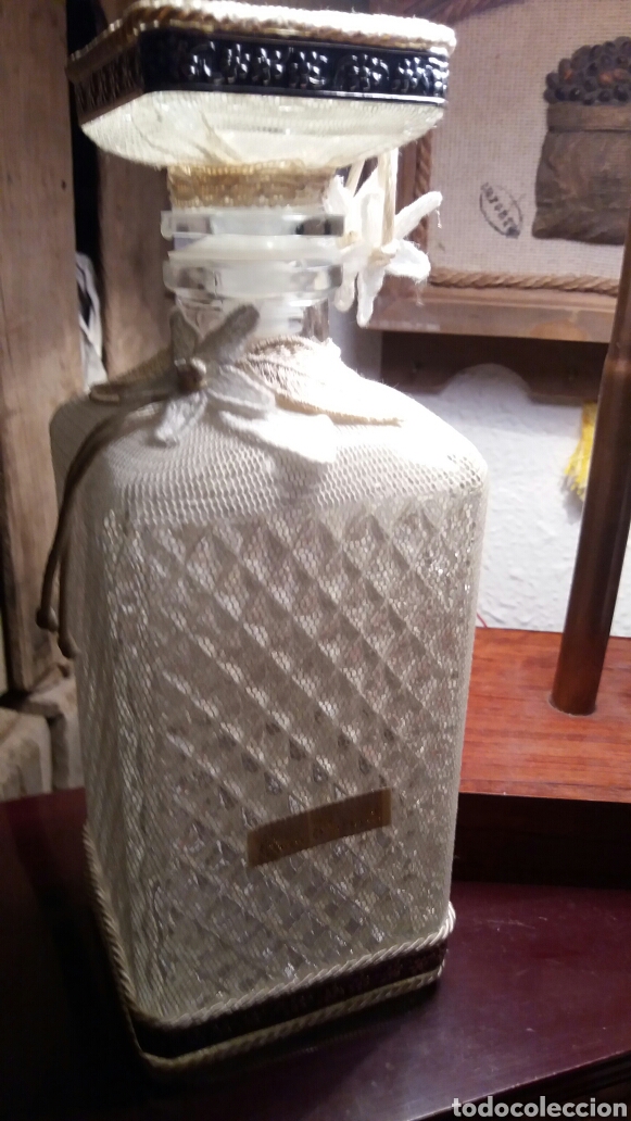 Antig&uuml;edades: Botella de cristal tallado y funda de tela. - Foto 1