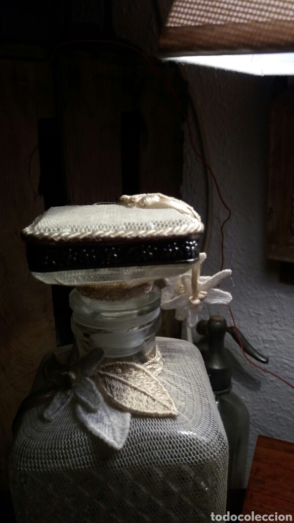 Antig&uuml;edades: Botella de cristal tallado y funda de tela. - Foto 2