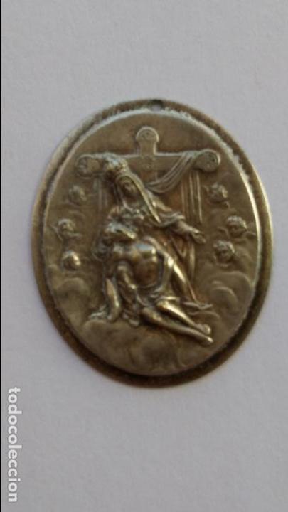 Antiguidades: Chapa con agujero para clavar o pegar donde sea, virgen en descendimiento de la cruz 3 x 2,5 cms