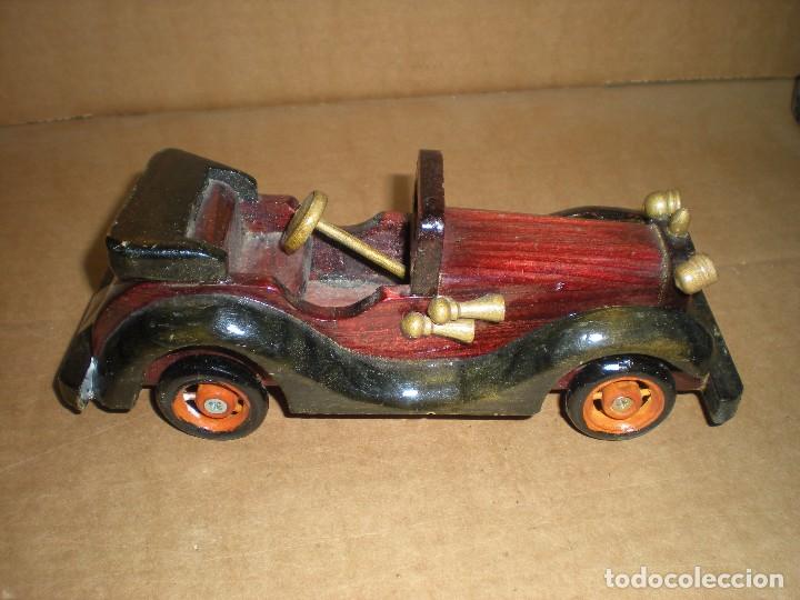 Antig&uuml;edades: coche antiguo en madera  20x7x7cm