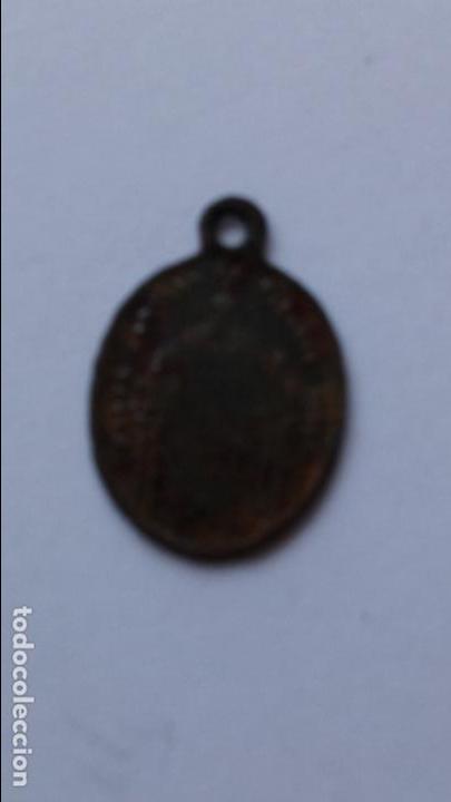 Antig&uuml;edades: Medalla antigua ,se lee mal de 2 x 1,3 cms - Foto 2