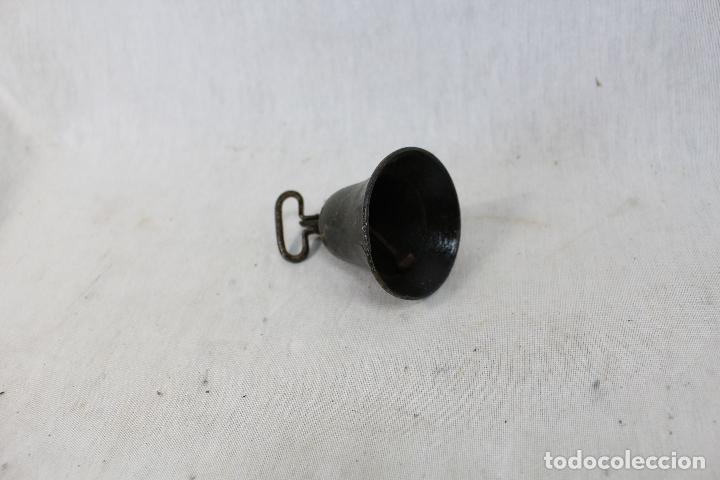 Antig&uuml;edades: campana peque&ntilde;a en hierro - Foto 3