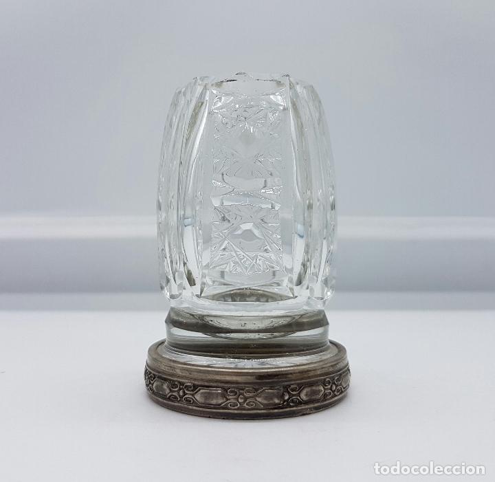 Antigüedades: Jarroncito antiguo en cristal baccarat tallado a mano con pie de plata de ley repujado y contrastado - Foto 2 - 74165063