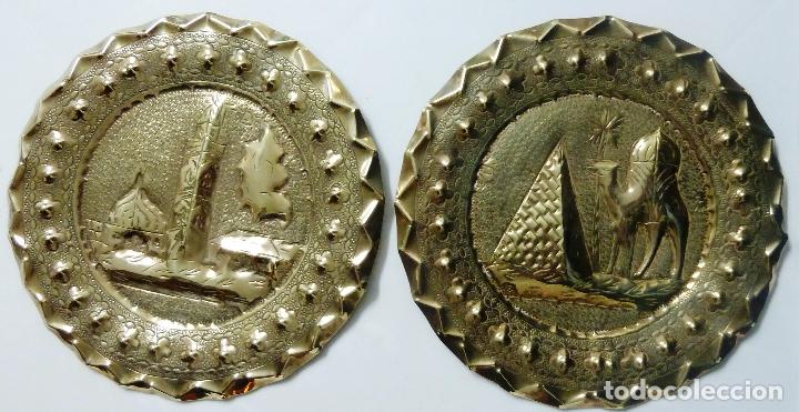 Antig&uuml;edades: PLATOS REPUJADOS DE BRONCE. DE PARED. 23 CM DE DI&Aacute;METRO.