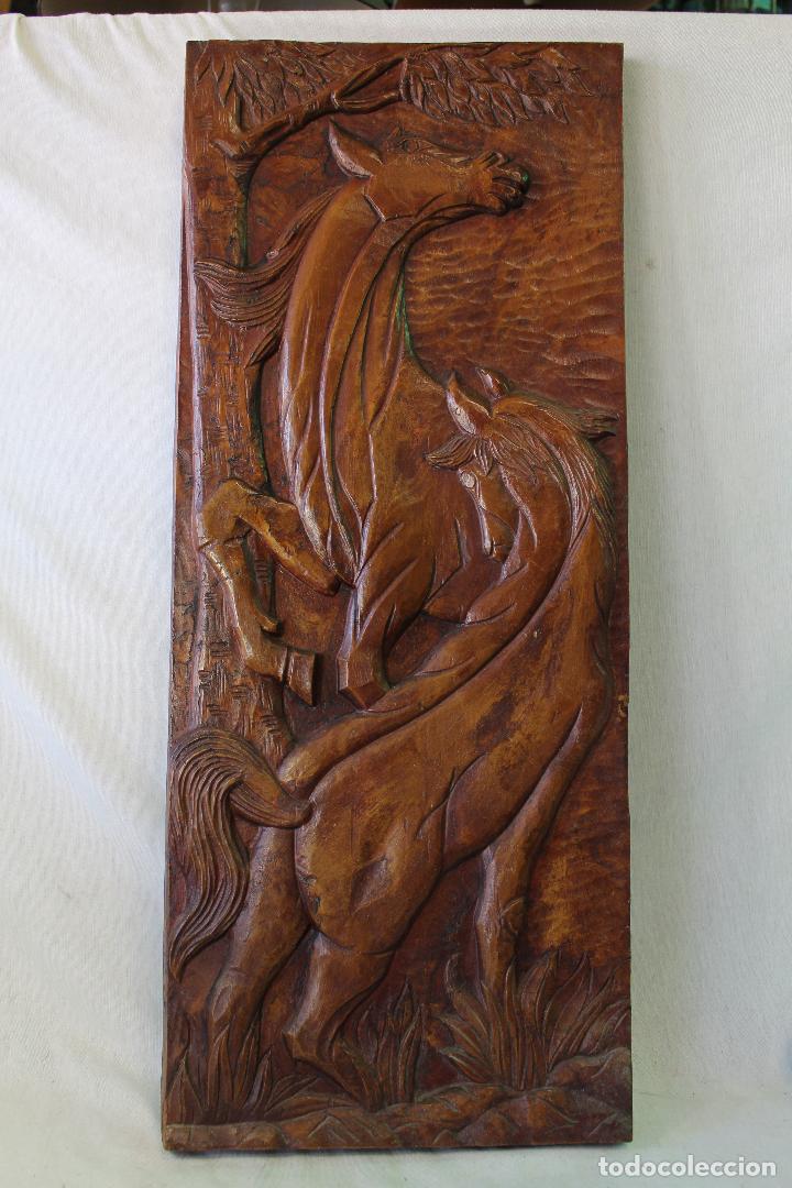 Antig&uuml;edades: cuadro con caballos en relieve de resina