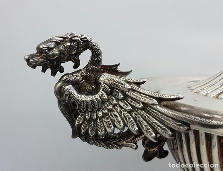 Antigüedades: Bombonera antigua en plata de ley repujada y contrastada, con dragones y aguila de estilo gotico . - Foto 8 - 120369135