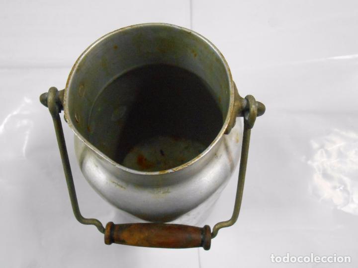 Antig&uuml;edades: PEQUE&Ntilde;A LECHERA CON MANGO DE MADERA - Foto 3