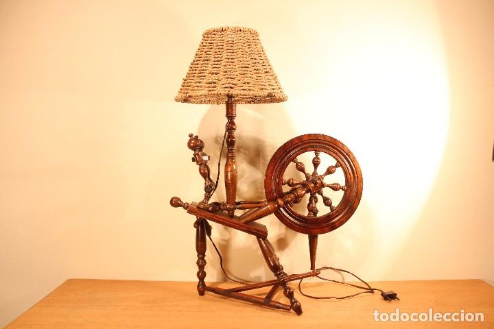 Antig&uuml;edades: ANTIGUA LAMPARA DE MADERA CON FORMA DE RUECA - Foto 1