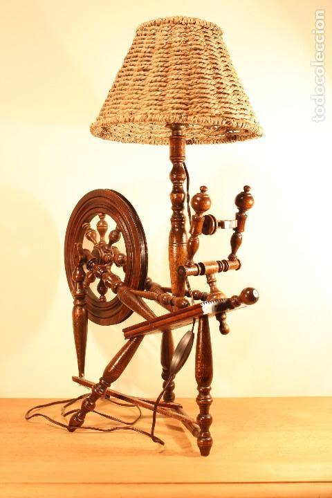 Antig&uuml;edades: ANTIGUA LAMPARA DE MADERA CON FORMA DE RUECA - Foto 2