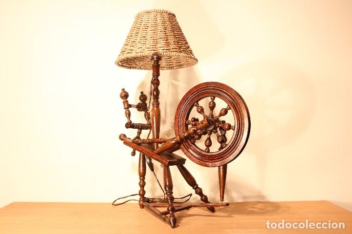 Antig&uuml;edades: ANTIGUA LAMPARA DE MADERA CON FORMA DE RUECA - Foto 3