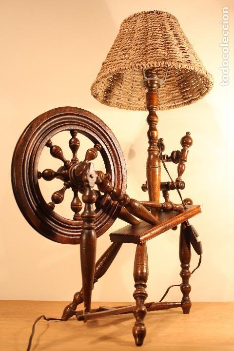 Antig&uuml;edades: ANTIGUA LAMPARA DE MADERA CON FORMA DE RUECA - Foto 4