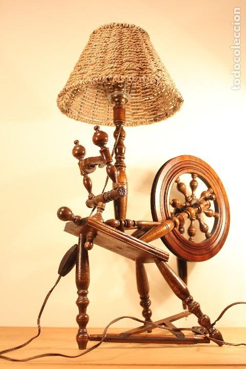 Antig&uuml;edades: ANTIGUA LAMPARA DE MADERA CON FORMA DE RUECA - Foto 5