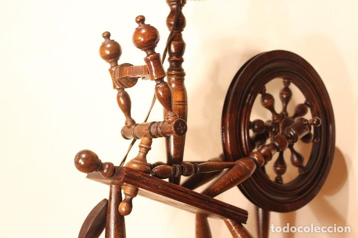 Antig&uuml;edades: ANTIGUA LAMPARA DE MADERA CON FORMA DE RUECA - Foto 6