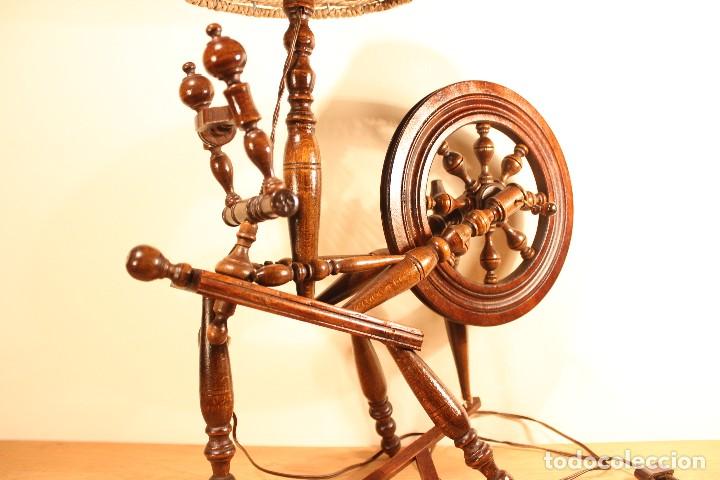 Antig&uuml;edades: ANTIGUA LAMPARA DE MADERA CON FORMA DE RUECA - Foto 7