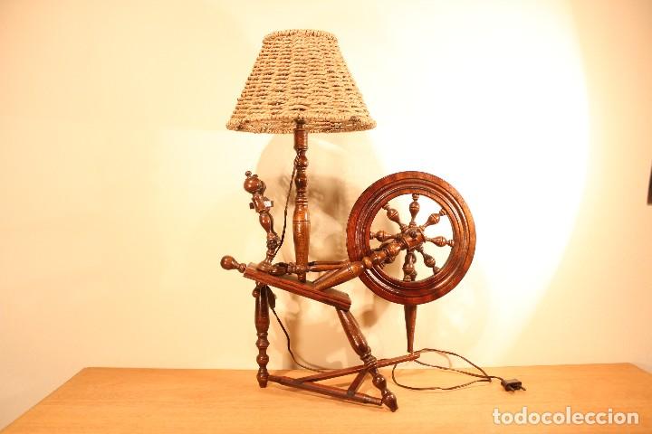 Antig&uuml;edades: ANTIGUA LAMPARA DE MADERA CON FORMA DE RUECA - Foto 8