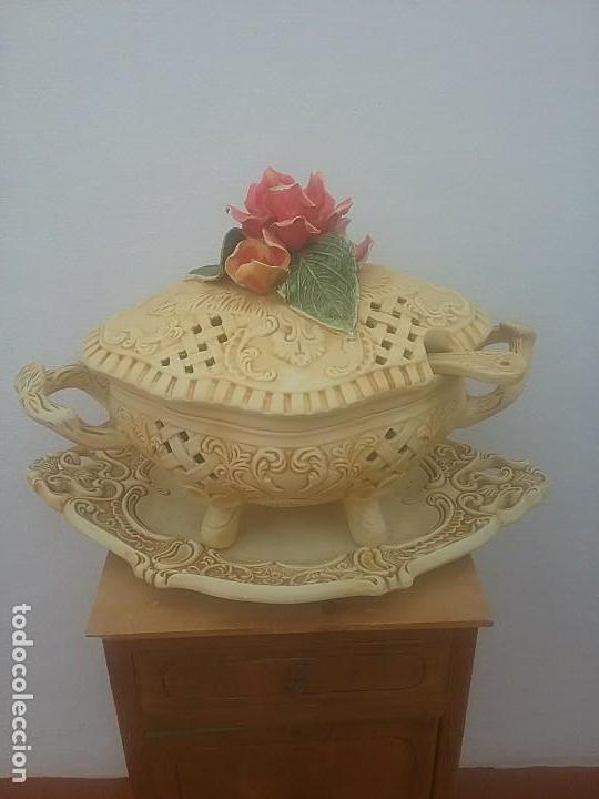 Antig&uuml;edades: GRAN SOPERA CON FLORES EN RELIEVE - Foto 1