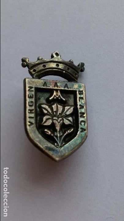 Antig&uuml;edades: Pin virgen blanca - Foto 2
