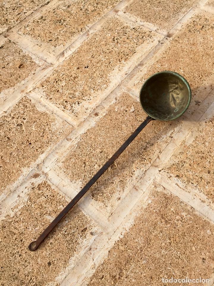 Antig&uuml;edades: ANTIGUO CUCHARON CAZO DE BRONCE CON MANGO DE HIERRO FORJADO